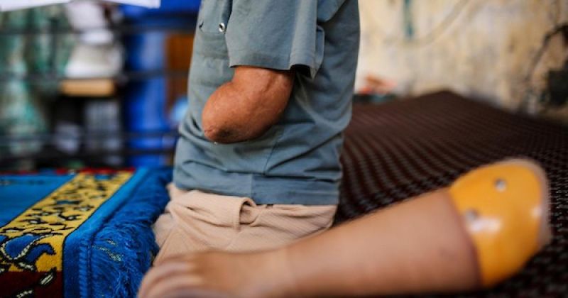 كنان يكتب بيدٍ صناعية.. طفل من غزة فقد عائلته ونجا من الغارة