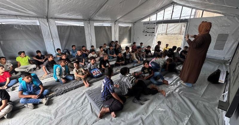 العودة إلى التعليم من الخيام.. طلبة غزة يبدأون عاماً دراسياً وسط دمار المدارس