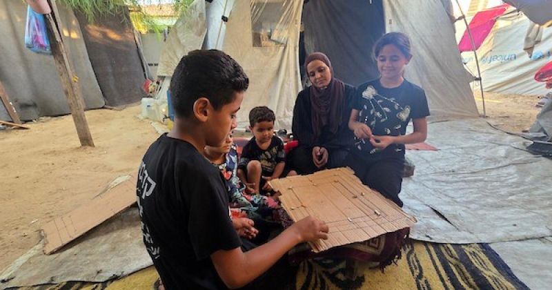 أطفال فلسطينيون يستعرضون مواهبهم داخل خيمة للنازحين في خان يونس