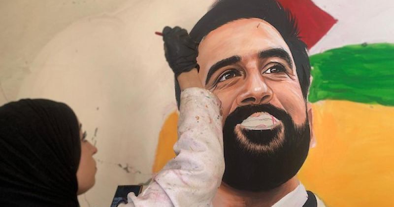 على أنقاض غزة.. الفنانة أسيل نسمان توثّق بالتشكيل مواقف دولية داعمة للفلسطينيين