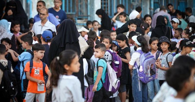 مدارس بلا جدران.. أطفال غزة يعودون إلى التعليم بين الخيام والركام