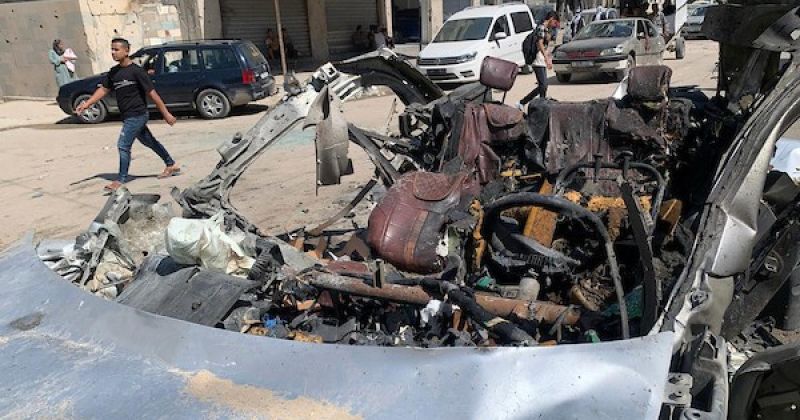 سيارة محطمة في حي تل الهوى بمدينة غزة بعد غارة جوية إسرائيلية