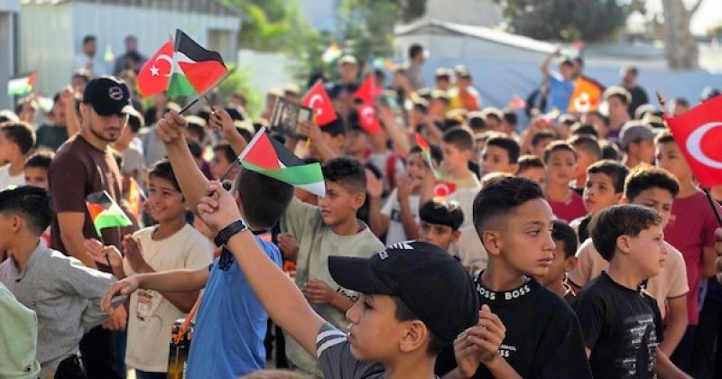 عام دراسي بين الخيام والصفيح.. أطفال خان يونس يعودون إلى التعليم وسط آثار الحرب