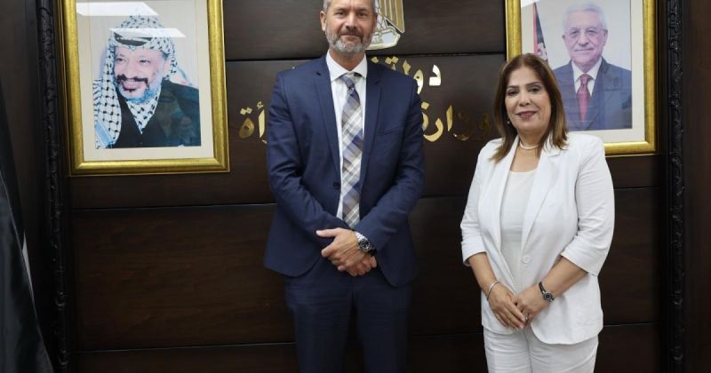 الخليلي تلتقي رئيس بعثة الشرطة الأوروبية وتبحث تعزيز التعاون المشترك