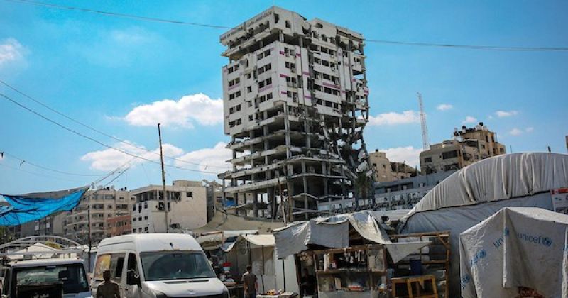بين الخيام وبرج مهدد بالانهيار.. نازحون في غزة يعيشون تحت خطر جديد
