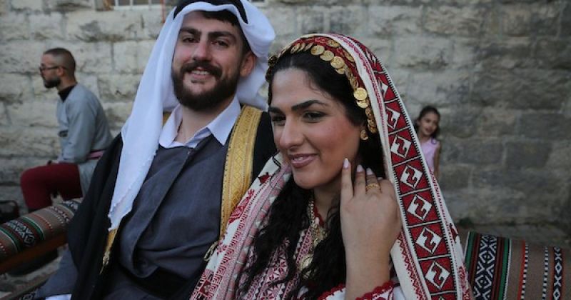 الدبكة والأغاني التراثية تحضر في زفاف فلسطيني ببيرزيت