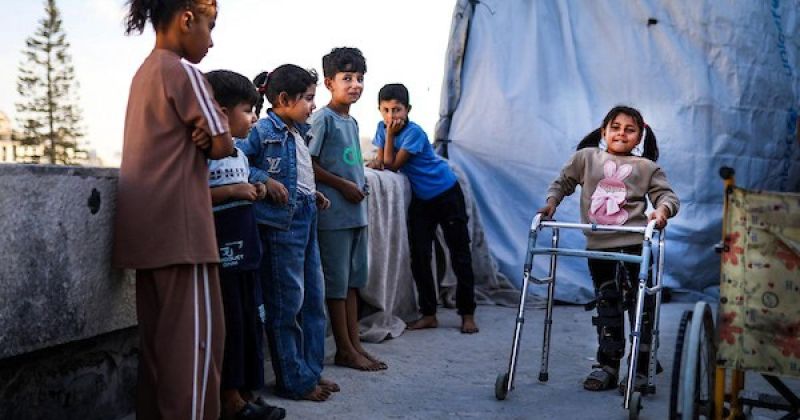 طفلة من غزة تحلم بالمشي والعودة إلى المدرسة بعد إصابتها بشلل جزئي