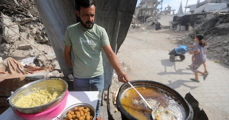 بعينٍ ويدٍ واحدة.. محمد يعود إلى رزقه من بين ركام جباليا