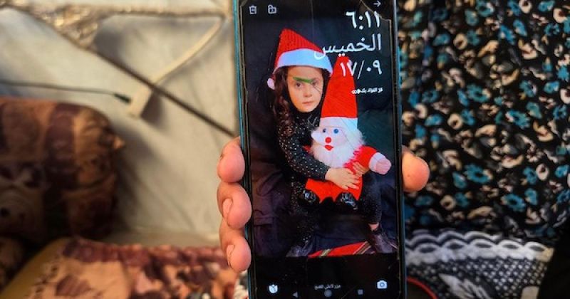 حقيبة مدرسية بلا صاحبتها.. أمّ في خان يونس تستعيد حلم طفلتها أمل بالعودة إلى الصف