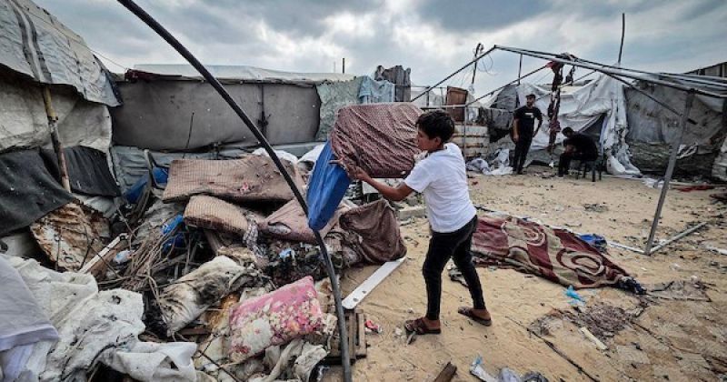 خيمة لشحن الهواتف تتحول إلى هدف للقصف الإسرائيلي في خان يونس.. ثلاثة شهداء وسبعة جرحى