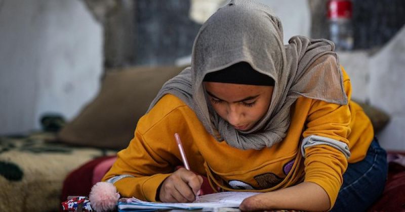 بيد واحدة وحلم لم ينكسر.. الطفلة شهد تواجه آثار الحرب والنزوح في غزة