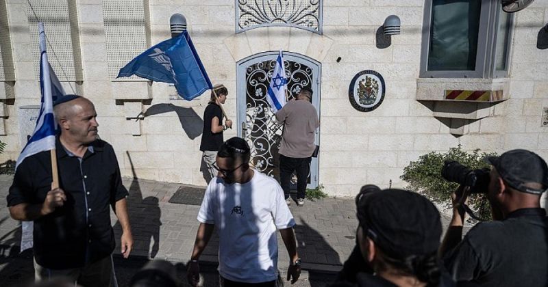 أزمة دبلوماسية تتصاعد.. بريطانيا تحاول إنقاذ قنصليتها في القدس وتهدد بطرد 27 دبلوماسيًا إسرائيليًا