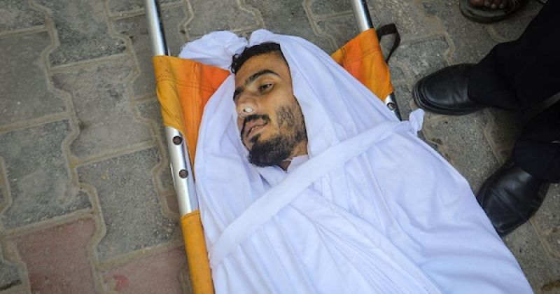 وداع يختصر وجع غزة.. فلسطينيون يشيّعون شهيدًا قضى بنيران الاحتلال قرب خيام النازحين