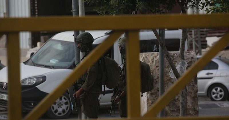 بوابات مغلقة وطرق مقطوعة.. الاحتلال يعزل مدخل نابلس الغربي ويقيّد حركة الفلسطينيين
