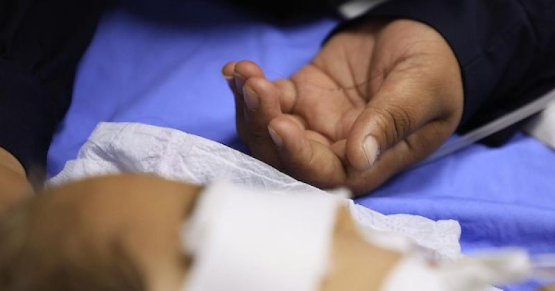سبع سنوات من العمر وصراع مع السرطان.. الطفل محمد الجبالي ينتظر فرصة للعلاج خارج غزة