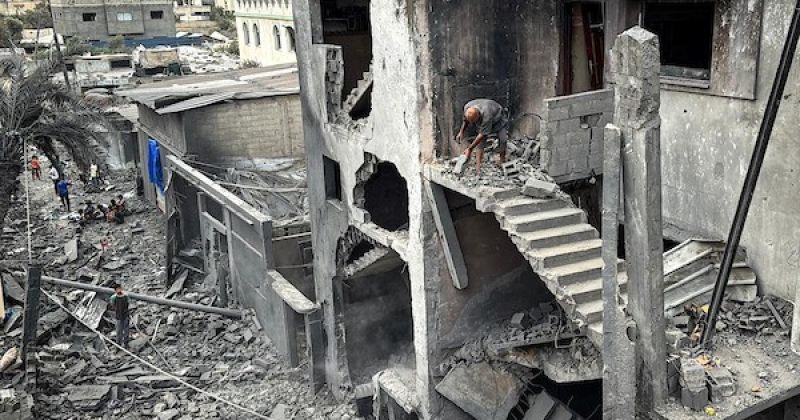 غارة إسرائيلية على دير البلح تخلّف دمارًا في المنازل والخيام.. وفلسطينيون يبحثون عن ممتلكاتهم بين الأنقاض