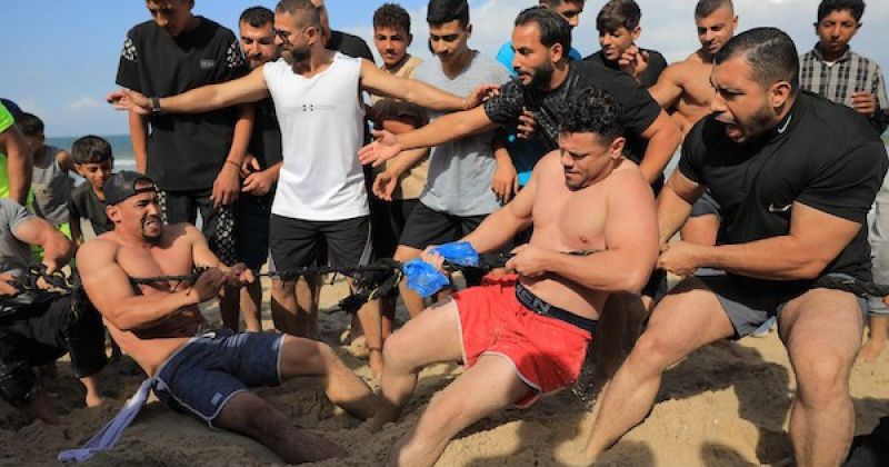 على شاطئ النصيرات.. شباب غزة يجدون في الرياضة متنفساً من ضغوط الحرب