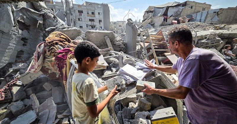 منازل مدمرة ودمار واسع.. فلسطينيون يتفقدون آثار قصف إسرائيلي على حي سكني في خان يونس