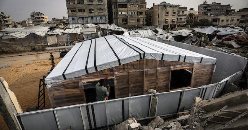 من أخشاب المساعدات وطين الأرض.. فلسطيني يبني مأوى لعائلته فوق أنقاض منزله في غزة استعدادًا للشتاء