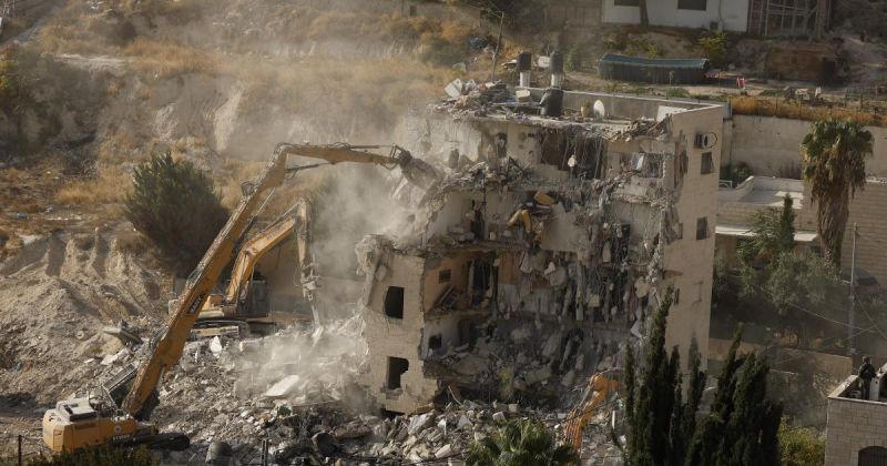 مركز حقوقي: الاحتلال يهدم بناية في القدس الشرقية ويشرد 80 مواطناً