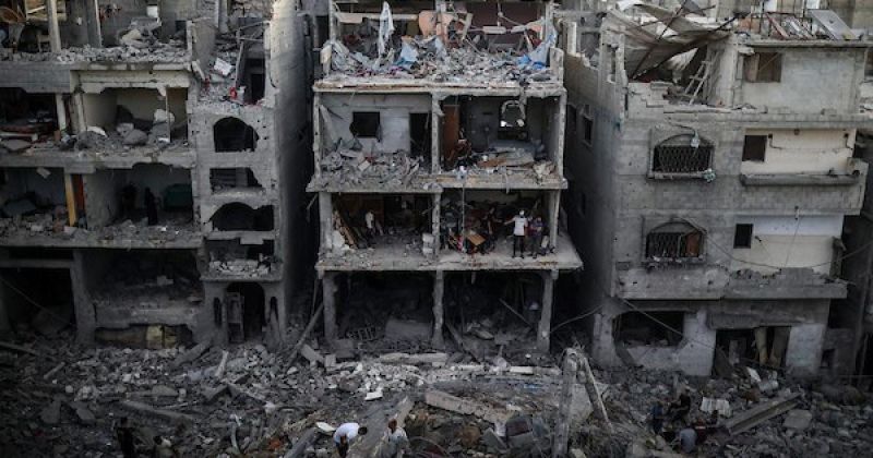 بين أنقاض منازلهم.. فلسطينيون يتفقدون ما تبقى من ممتلكاتهم بعد قصف إسرائيلي على حي الصبرة بغزة