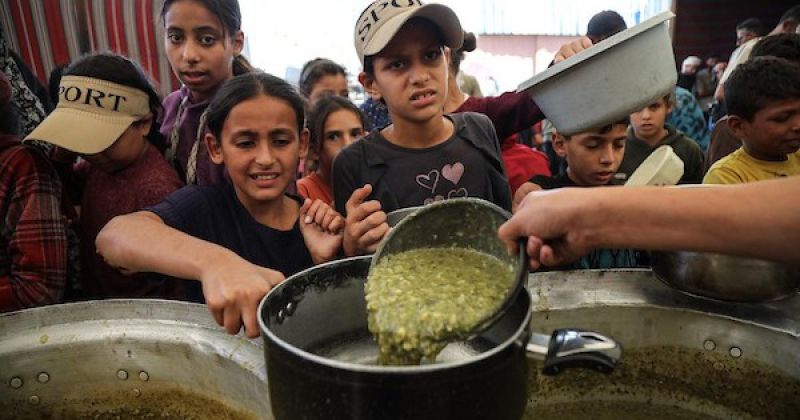 نازحون في غزة ينتظرون وجبات الطعام وسط تفاقم الجوع وتقليص المساعدات