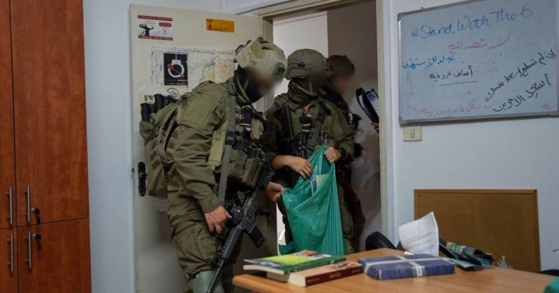 الاحتلال يعتقل 5 فلسطينيين ويصادر محتويات مؤسستين في رام الله ويطا بزعم الارتباط بحماس والجبهة الشعبية