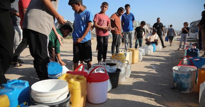 في انتظار قطرة ماء.. أطفال وعائلات نازحة يصطفون لتأمين احتياجاتهم في النصيرات وسط غزة