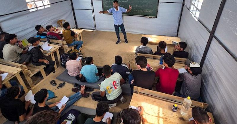 تلاميذ داخل خيام النزوح في خان يونس