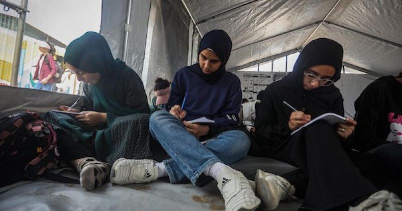 بلا مقاعد ولا مدارس.. أطفال غزة يواصلون تعليمهم على أرض الخيام وسط دمار واسع للمدارس