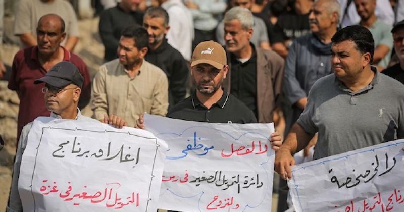 موظفو الأونروا يصعّدون احتجاجاتهم في غزة بإعلان عصيان إداري رفضًا للتسريح وتقليص الخدمات