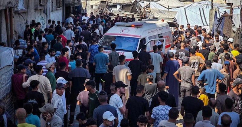 غارة إسرائيلية على منزل في مخيم خان يونس تخلّف شهيدًا وتجمعًا للأهالي في الموقع