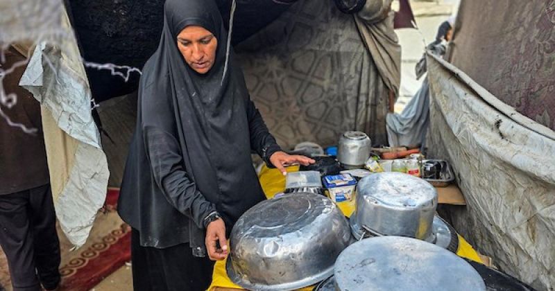 بين القبور وتحت خيام متهالكة.. عائلات فلسطينية في خان يونس تواجه الشتاء بلا مأوى آمن