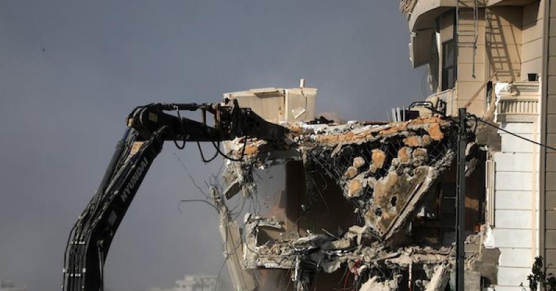 آليات الاحتلال تهدم منزلاً فلسطينياً في الخليل عقب استشهاد فلسطينيين اثنين