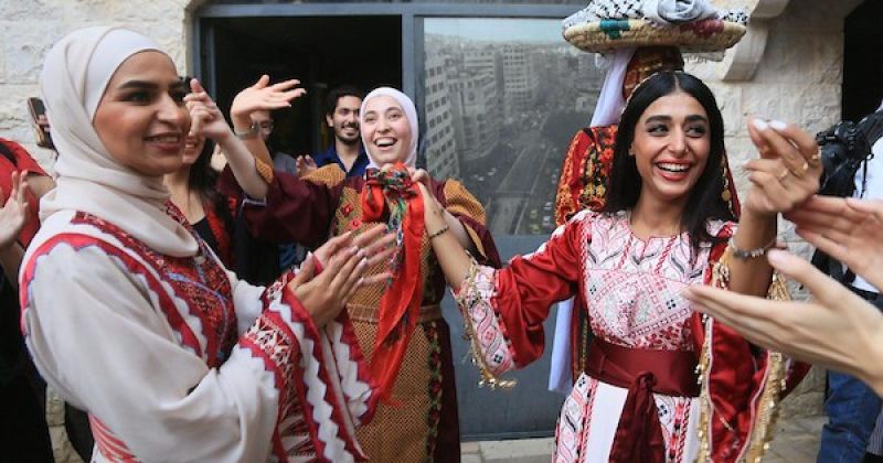 ليلة الحناء لعروس فلسطينية خلال احتفالات تقليدية في البلدة القديمة بمدينة نابلس