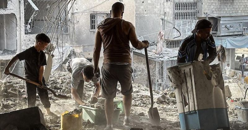 بين أنقاض المنازل.. فلسطينيون يبحثون عما تبقى من ممتلكاتهم بعد قصف إسرائيلي على مخيم المغازي