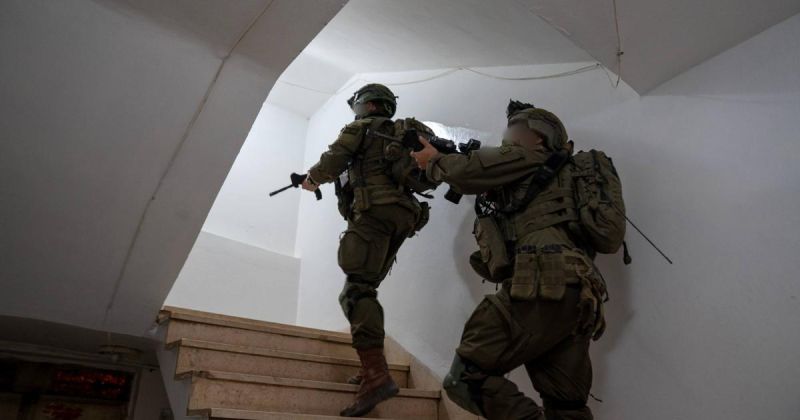 جيش الاحتلال يعلن اعتقال نحو 50 فلسطينيًا وتفتيش 500 موقع وإغلاق منزلين في الخليل تمهيدًا لهدمهما
