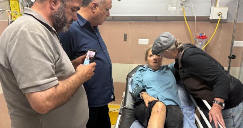 34 اعتداء على قاطفي الزيتون و19 معتقلاً في الضفة.. إصابات وإحراق مركبات ومنازل تحت تهديد المستوطنين