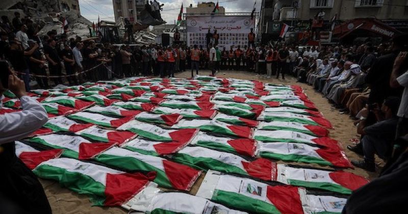 جنازة جماعية لـ 105 فلسطينيين تم انتشال رفاتهم في غزة