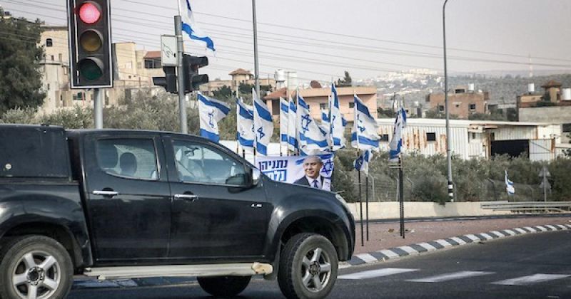 أعلام إسرائيلية وصور نتنياهو في الضفة الغربية ضمن الدعاية لانتخابات الكنيست