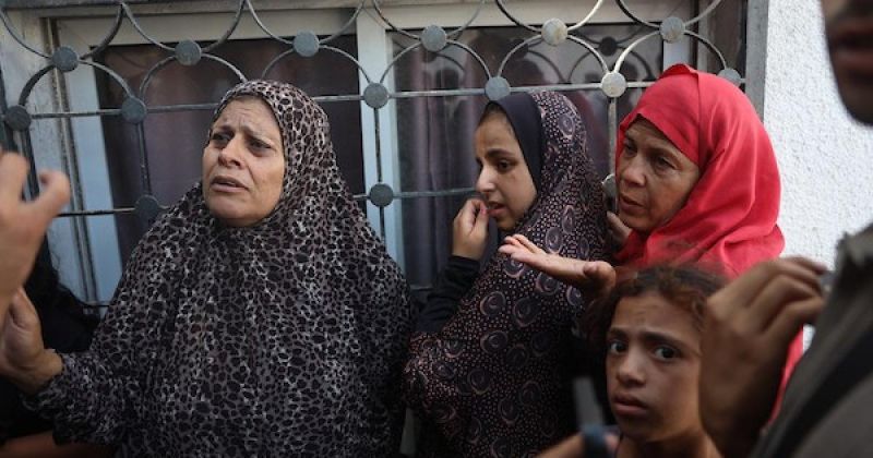 وداع لا ينتهي في غزة.. فلسطينيون يشيّعون أحباءهم وسط استمرار الغارات الإسرائيلية