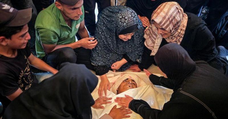 غزة تودّع شهيدين سقطا في قصف إسرائيلي على مواصي رفح