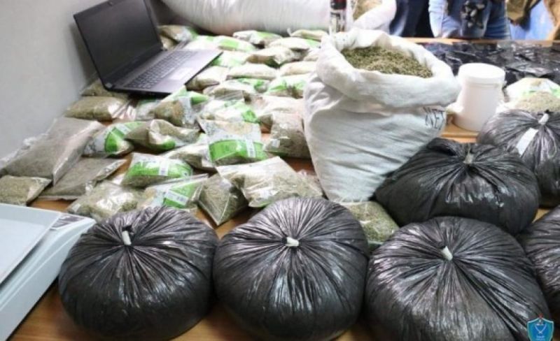 الشرطة تلقي القبض على شخصين من تجار المخدرات في كفر عقب