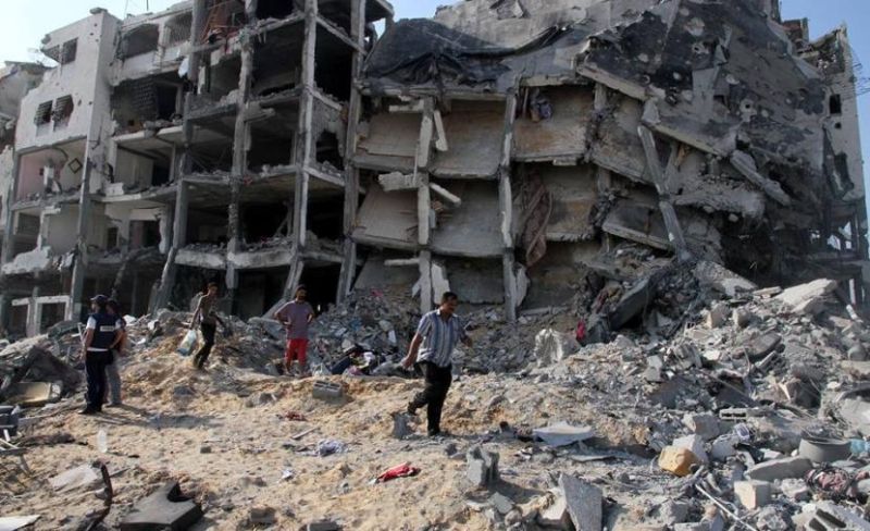 مصابون بانهيار جزء من منزل متضرر بفعل القصف الإسرائيلي بغزة