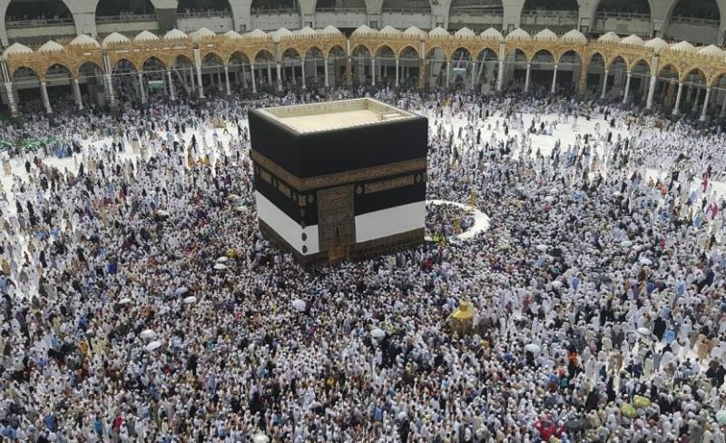الحجاج يواصلون رمي الجمرات في آخر أيام التشريق