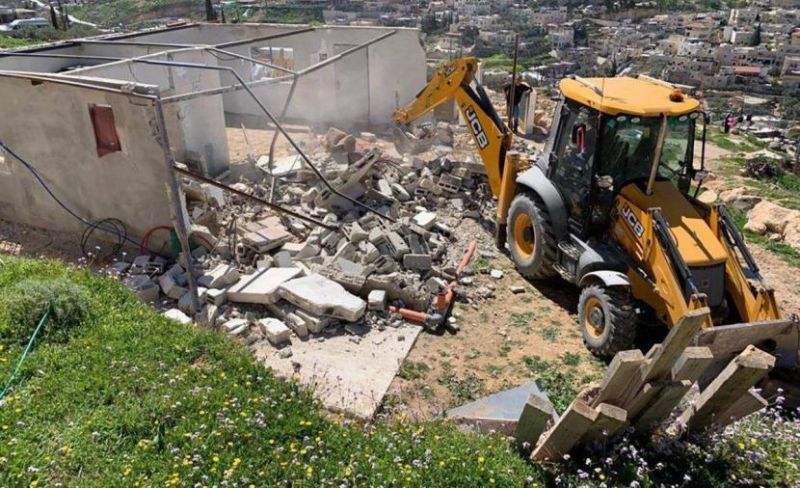 الاحتلال يشرع بهدم مغسلة في قلقيلية