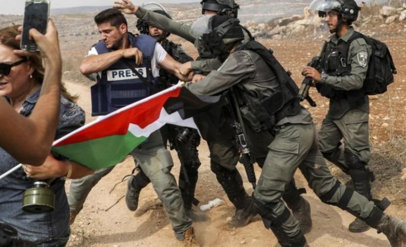 مركز: 45 صحفياً يواجهون ظروفاً قاسية في سجون الاحتلال