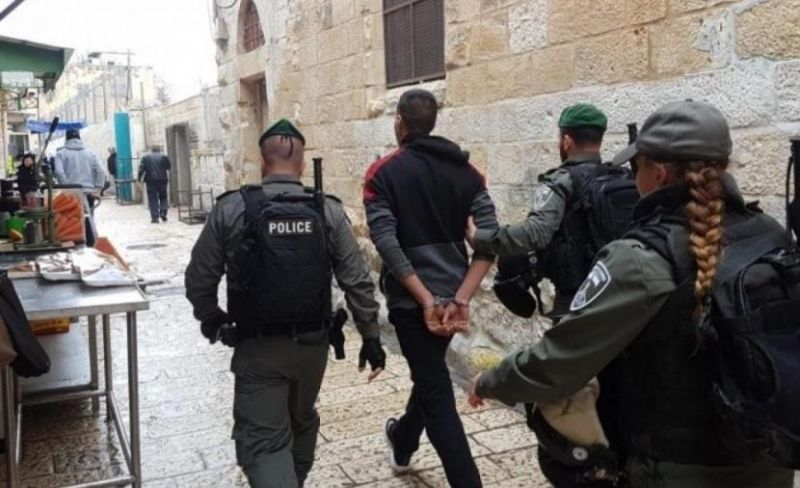 قوات الاحتلال تستدعي مقدسيًا وتبلغه بمنع من السفر 6 أشهر