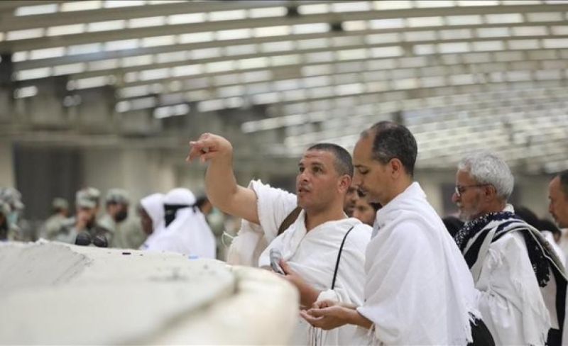 حجاج بيت الله الحرام يرمون الجمرات الثلاث في ثاني أيام التشريق