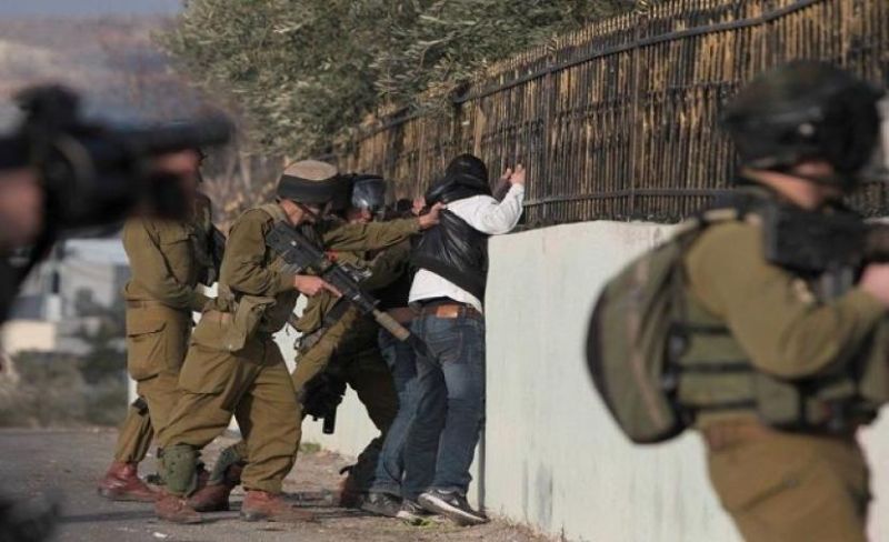 قوات الاحتلال تعتقل 3 شبان من كفر عقب شمال القدس
